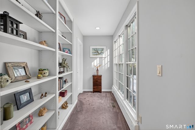 19 Robin Road, Woodbridge, CT 06525