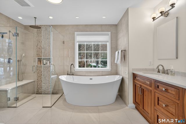 19 Robin Road, Woodbridge, CT 06525