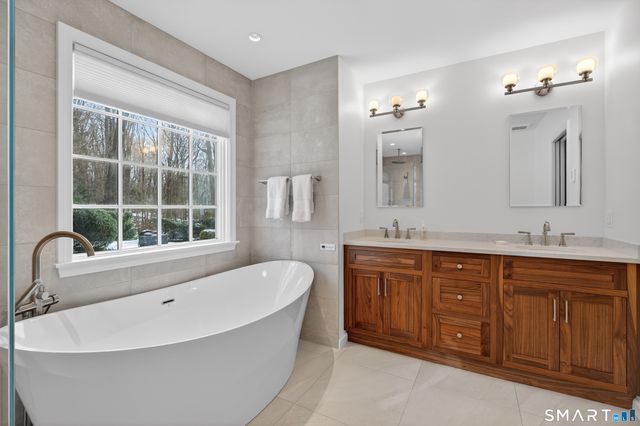 19 Robin Road, Woodbridge, CT 06525