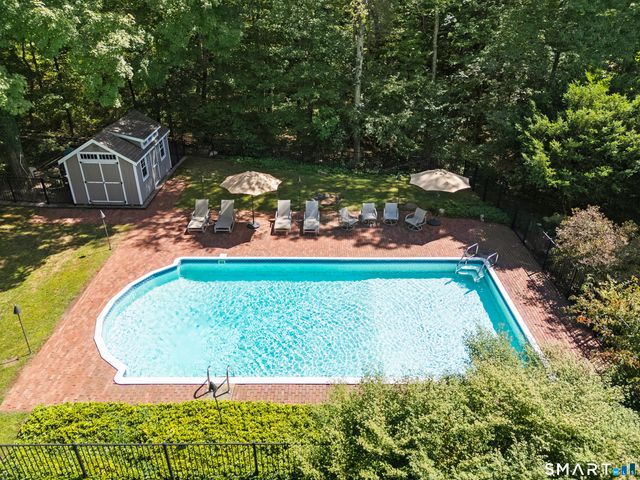 19 Robin Road, Woodbridge, CT 06525