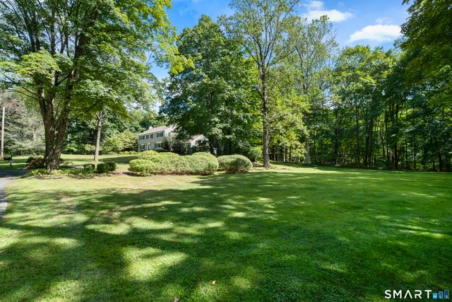 19 Robin Road, Woodbridge, CT 06525