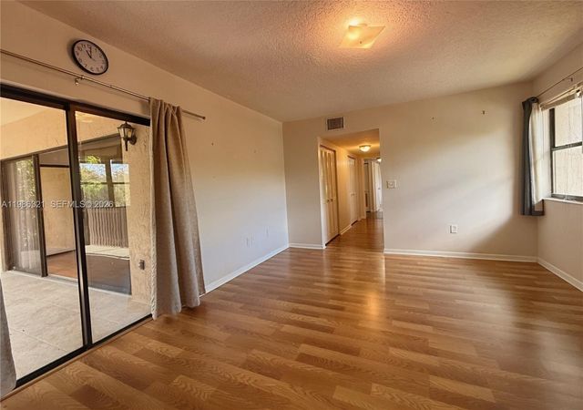 511 Ives Dairy Rd 301-6, Miami, FL 33179