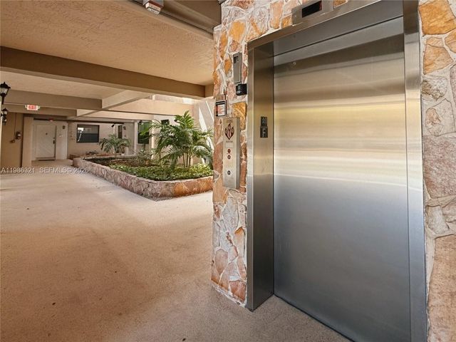 511 Ives Dairy Rd 301-6, Miami, FL 33179