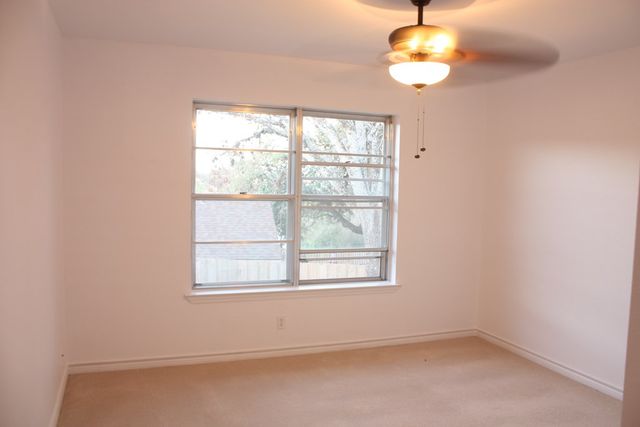 1316 Carol Ann Dr, Kerrville, TX 78028