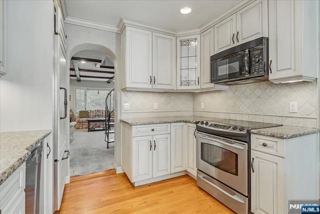 40 Heathcote Road, Glen Rock, NJ 07452