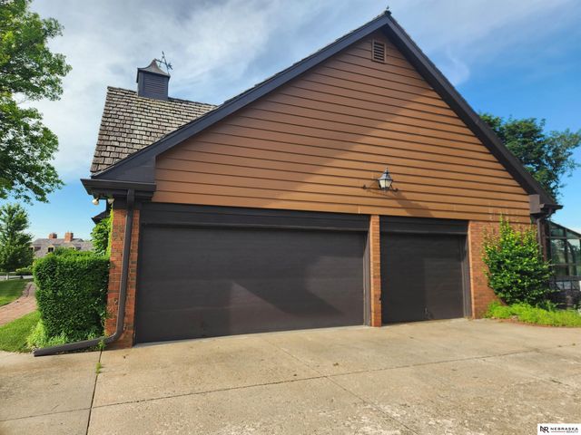 9937 Broadmoor Road, Omaha, NE 68114