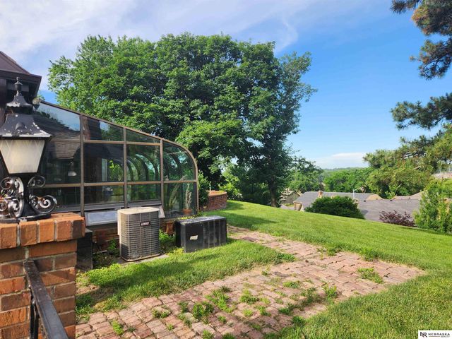 9937 Broadmoor Road, Omaha, NE 68114