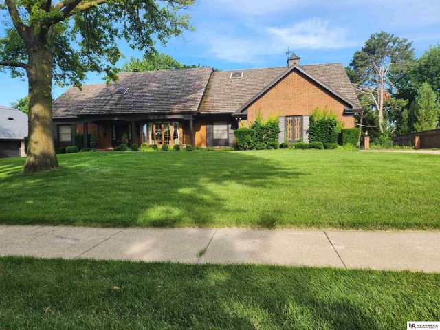 9937 Broadmoor Road, Omaha, NE 68114