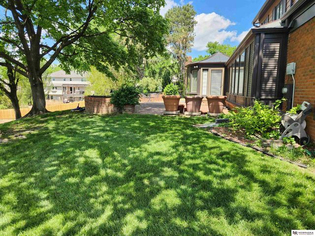 9937 Broadmoor Road, Omaha, NE 68114