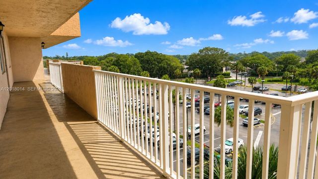 250 Jacaranda Dr 608, Plantation, FL 33324
