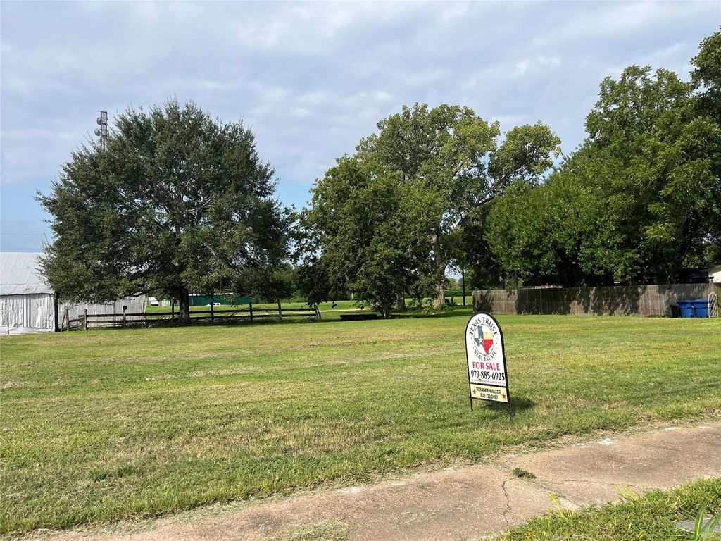 109 W Main Street, Eagle Lake, TX 77434