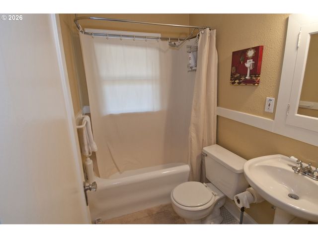 2356 Nw WESTOVER Rd, Portland, OR 97210