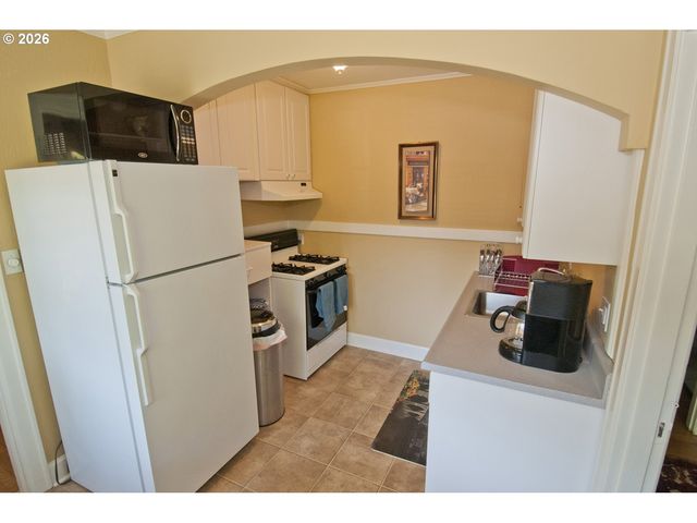 2356 Nw WESTOVER Rd, Portland, OR 97210