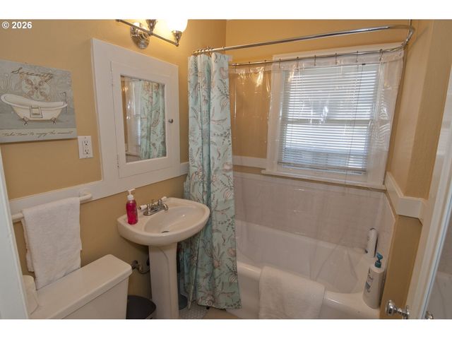 2356 Nw WESTOVER Rd, Portland, OR 97210