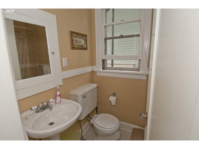 2356 Nw WESTOVER Rd, Portland, OR 97210