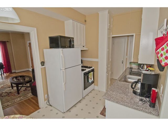 2356 Nw WESTOVER Rd, Portland, OR 97210