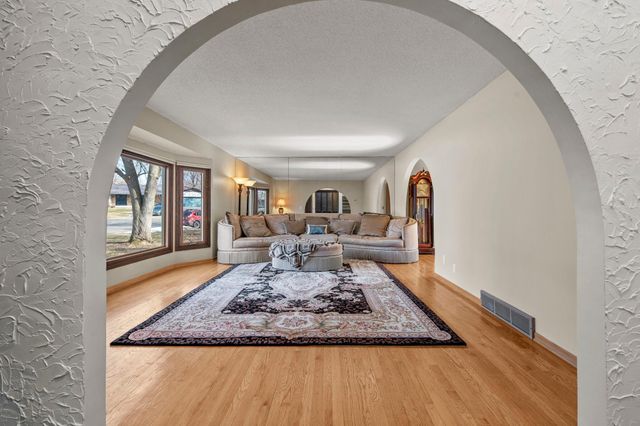 18725 28th Avenue N, Plymouth, MN 55447