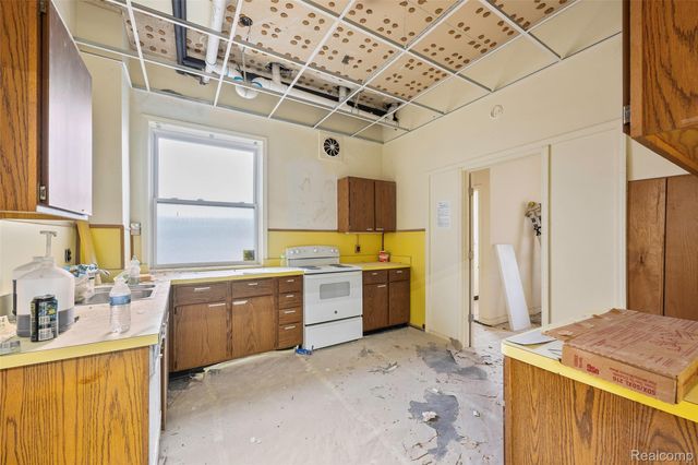 16625 Grand River Avenue, Detroit, MI 48227