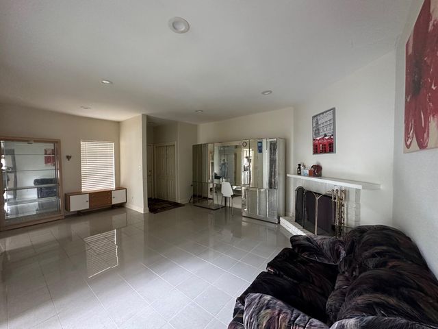 9809 Richmond Ave, Unit J-12, Houston, TX 77042