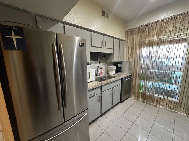 9809 Richmond Ave, Unit J-12, Houston, TX 77042