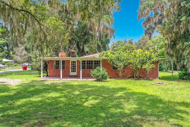 1880 CR 422, Lake Panasoffkee, FL 33538