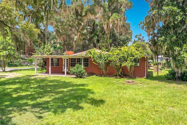 1880 CR 422, Lake Panasoffkee, FL 33538