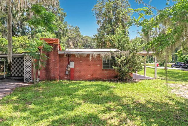 1880 CR 422, Lake Panasoffkee, FL 33538