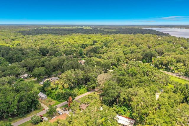 1880 CR 422, Lake Panasoffkee, FL 33538