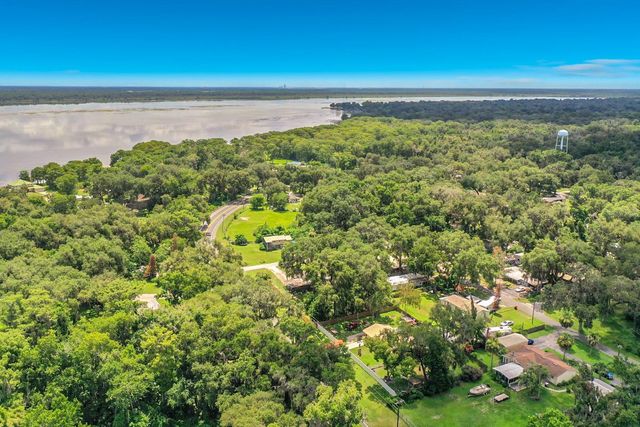 1880 CR 422, Lake Panasoffkee, FL 33538