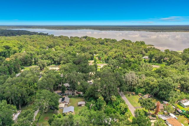 1880 CR 422, Lake Panasoffkee, FL 33538