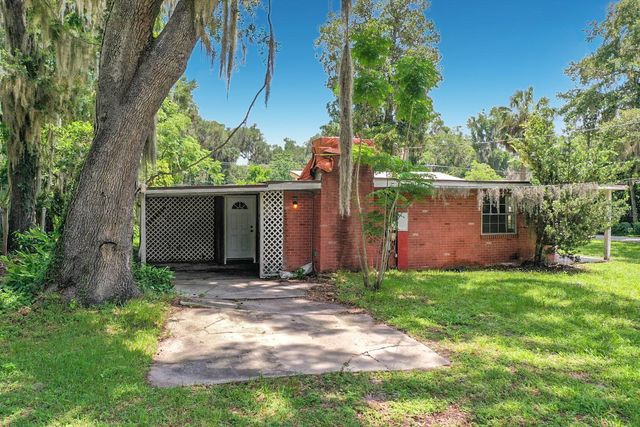 1880 CR 422, Lake Panasoffkee, FL 33538