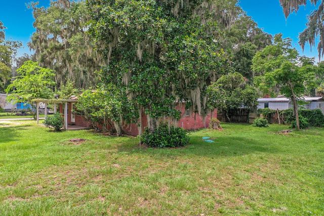 1880 CR 422, Lake Panasoffkee, FL 33538