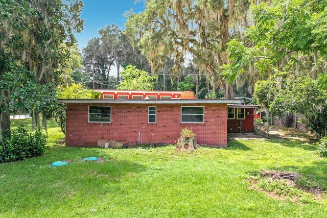 1880 CR 422, Lake Panasoffkee, FL 33538
