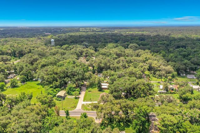 1880 CR 422, Lake Panasoffkee, FL 33538