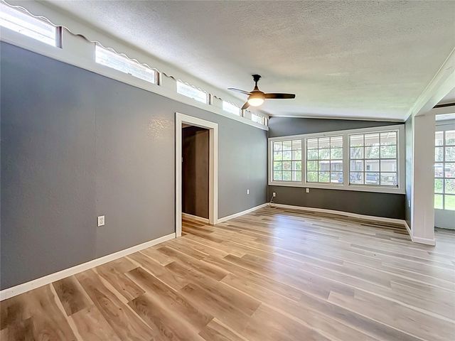1880 CR 422, Lake Panasoffkee, FL 33538