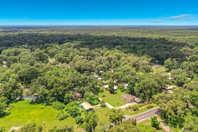 1880 CR 422, Lake Panasoffkee, FL 33538