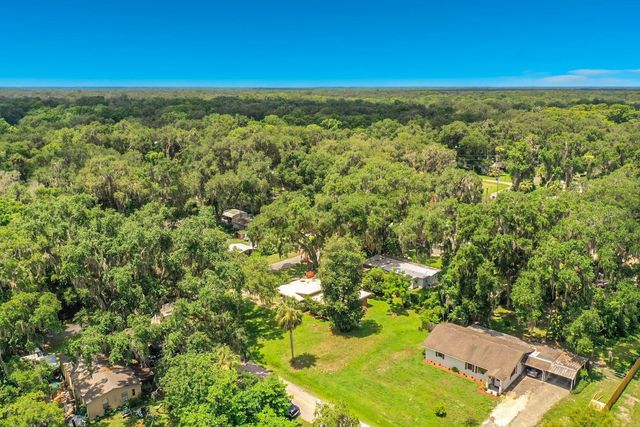 1880 CR 422, Lake Panasoffkee, FL 33538