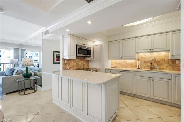 3443 Gulf Shore N BLVD N 313, Naples, FL 34103