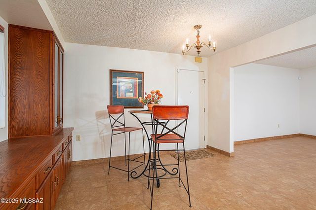 959 S Las Lomas Circle, Green Valley, AZ 85614