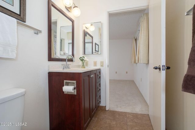 959 S Las Lomas Circle, Green Valley, AZ 85614