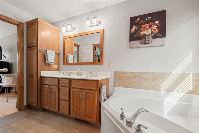 1810 Lori Ln, Hermitage, PA 16148