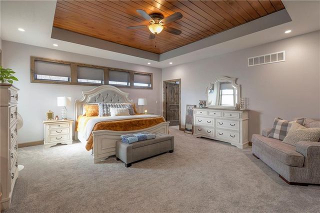 300 SE 30th Street, Oak Grove, MO 64075