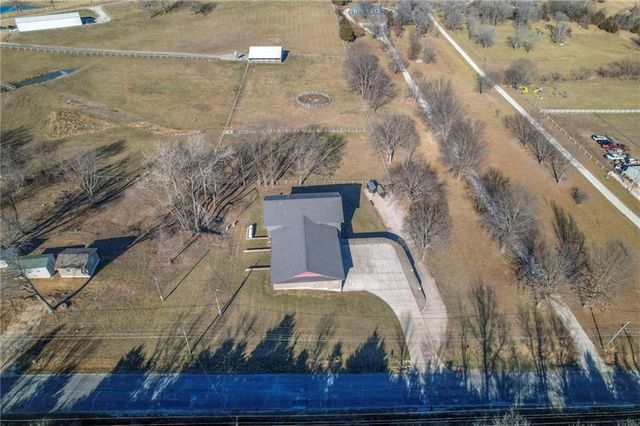 300 SE 30th Street, Oak Grove, MO 64075