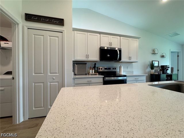 330 SW 23rd TER, Cape Coral, FL 33991