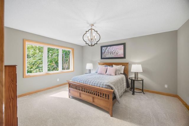 700 Mcfaddens Trail, Eagan, MN 55123