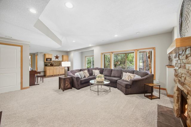700 Mcfaddens Trail, Eagan, MN 55123