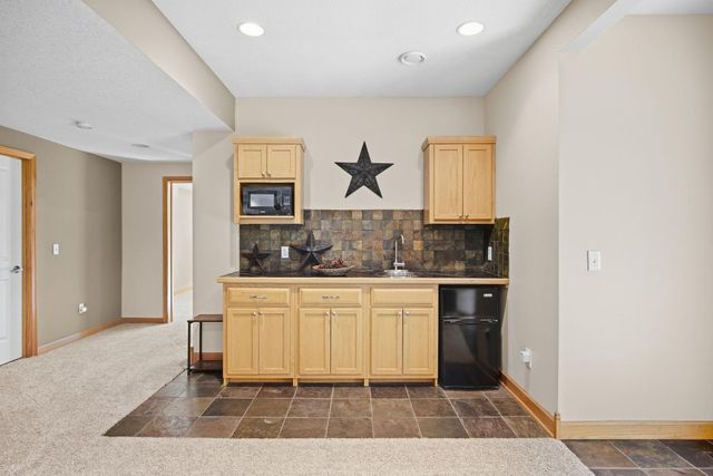 700 Mcfaddens Trail, Eagan, MN 55123
