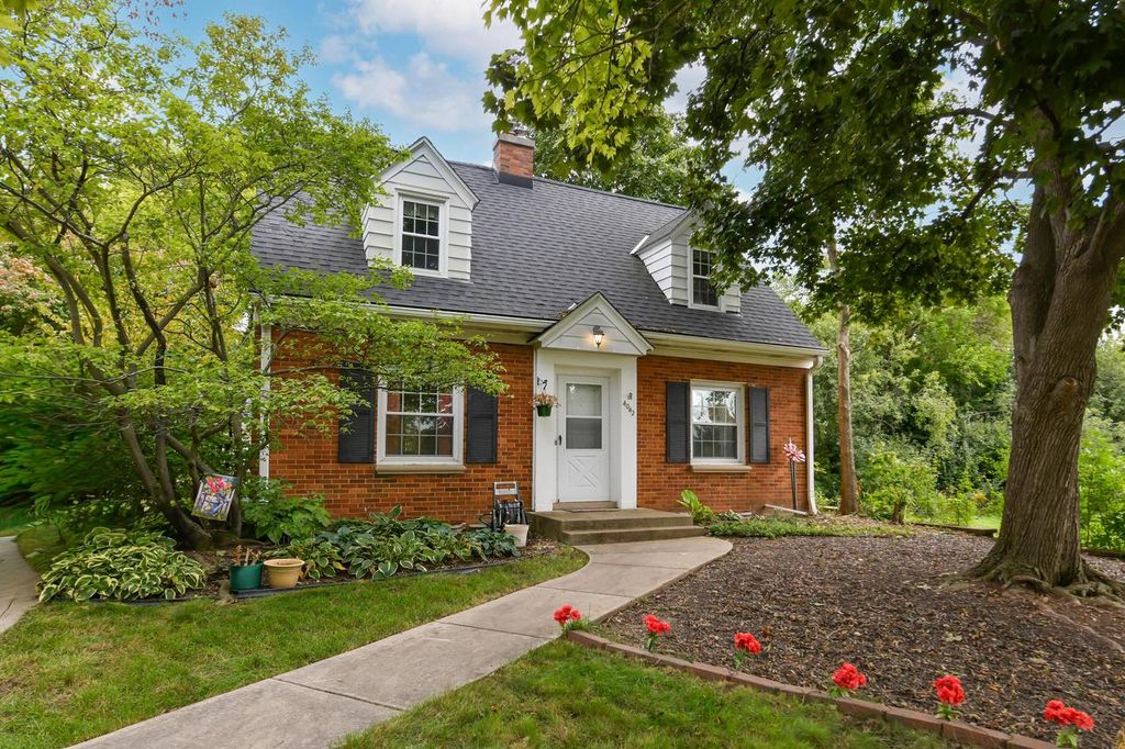 4042 N 111th STREET, Wauwatosa, WI 53222