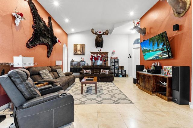 3712 NE 16th St, Homestead, FL 33033