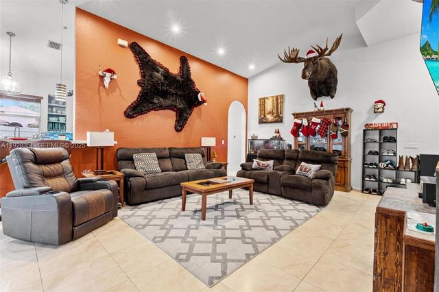 3712 NE 16th St, Homestead, FL 33033